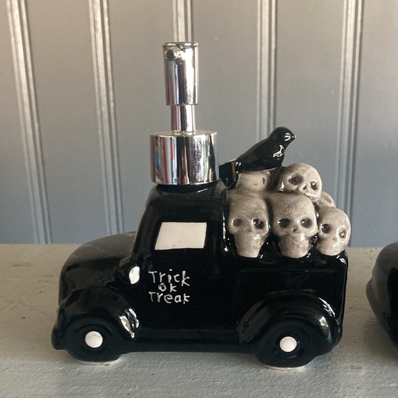 NWT- Set of 2- 10.9oz- Black Ceramic Trick or Treat Truck Soap Dispensers 💀🐦‍⬛ - Picture 4 of 16